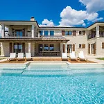 Villa Campagna Near Fazana With 7250m2 Large Garden And Sauna Galižana